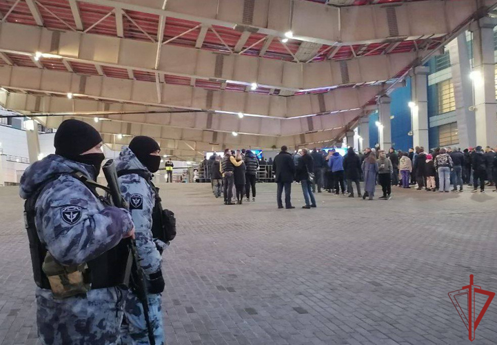 Росгвардейцы обеспечили правопорядок на хоккейном матче в Москве