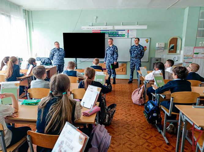 Столичные росгвардейцы провели урок мужества для гимназистов из Красногорска