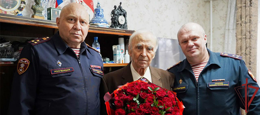Столичные росгвардейцы поздравили с днём рождения  труженика тыла и ветерана службы