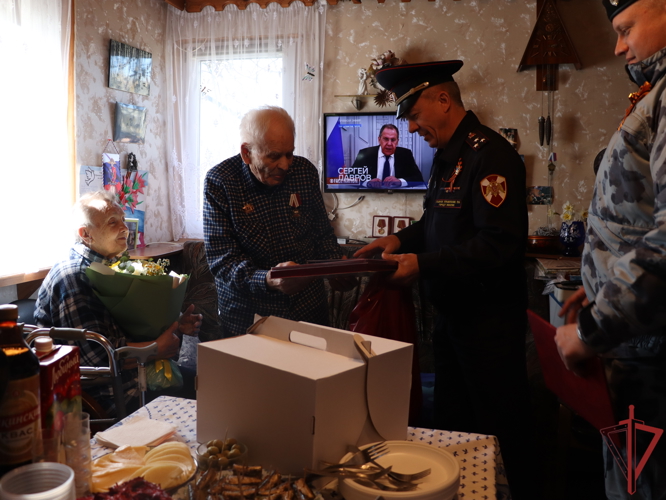 Сотрудники ОМОН «Авангард» поздравили со 101-ым днём рождения ветерана Великой Отечественной войны