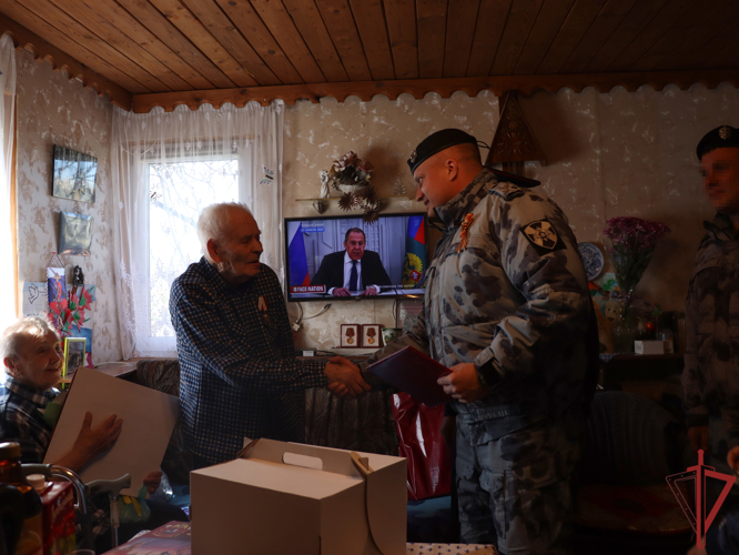 Сотрудники ОМОН «Авангард» поздравили со 101-ым днём рождения ветерана Великой Отечественной войны