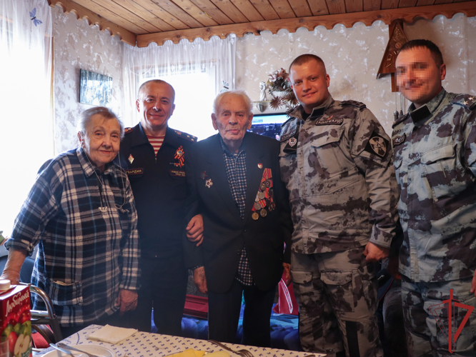 Сотрудники ОМОН «Авангард» поздравили со 101-ым днём рождения ветерана Великой Отечественной войны
