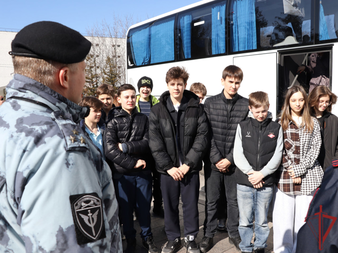 День открытых дверей в ОМОН «Авангард» посетили московские школьники