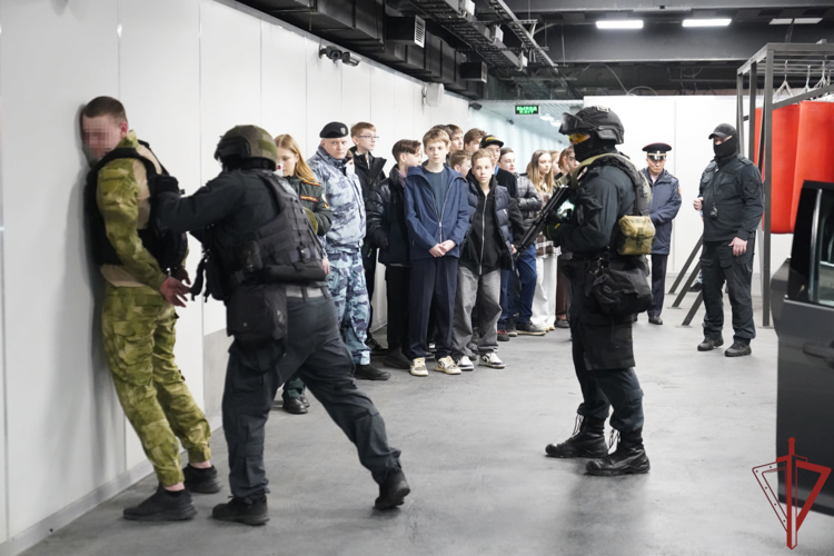 День открытых дверей в ОМОН «Авангард» посетили московские школьники