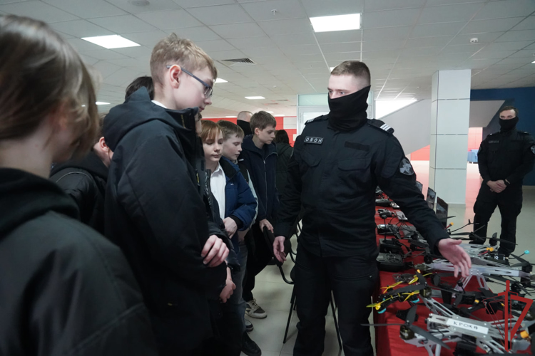 День открытых дверей в ОМОН «Авангард» посетили московские школьники