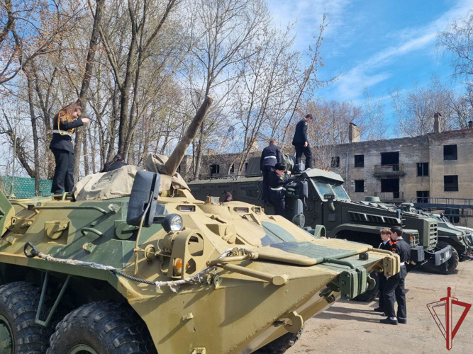 Сотрудники спецподразделения Росгвардии провели урок мужества для московских курсантов и кадетов