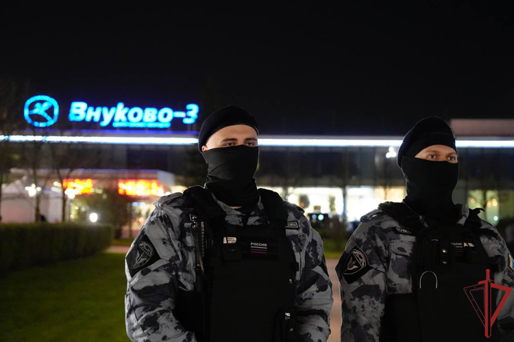 Росгвардия обеспечила безопасность во время прибытия Благодатного огня в Москву