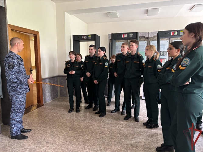 Центр профессиональной подготовки сотрудников вневедомственной охраны столичного главка Росгвардии провёл День открытых дверей для курсантов подшефного колледжа