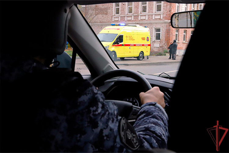 Столичные росгвардейцы помогли автоледи поменять пробитое колесо