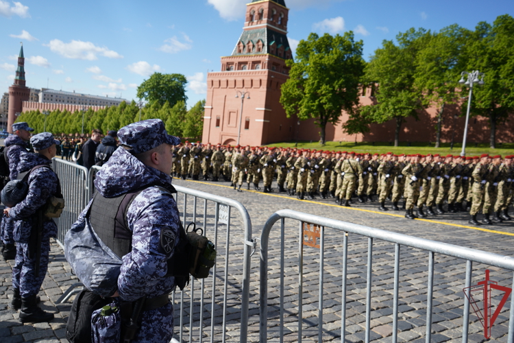 Росгвардия обеспечила общественную безопасность при праздновании Дня Великой Победы в Москве