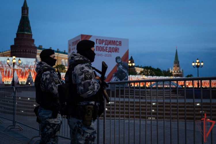 Безопасность ночной репетиции парада Победы обеспечили столичные росгвардейцы