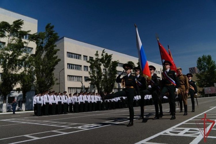 Столичные росгвардейцы поздравили первокурсников подшефного колледжа с принятием клятвы курсанта (видео)