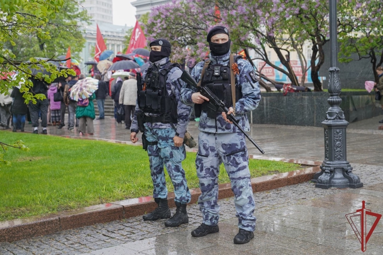 Росгвардейцы обеспечили правопорядок в День весны и труда в Москве 