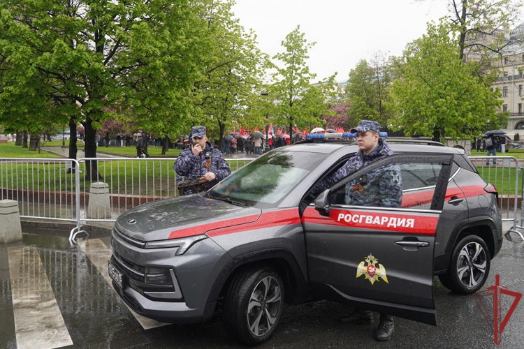 Росгвардейцы обеспечили правопорядок в День весны и труда в Москве
