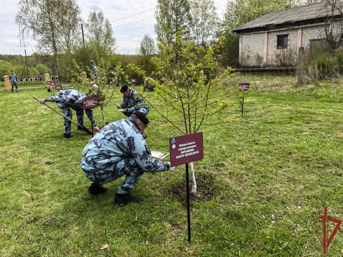 Сотрудники московского ОМОН почтили боевых товарищей в Саду памяти