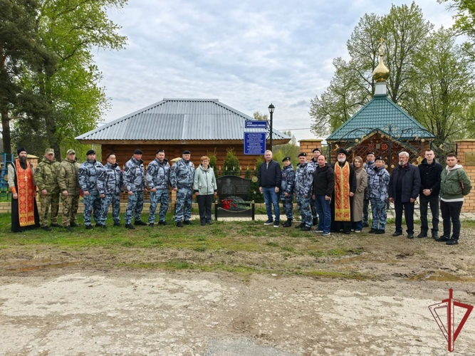 Сотрудники московского ОМОН почтили боевых товарищей в Саду памяти