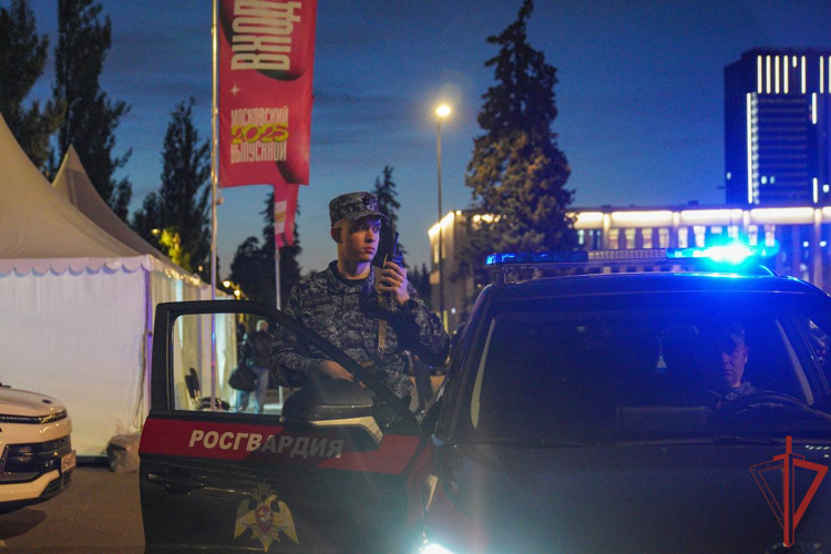 В Москве росгвардейцы обеспечили охрану общественного порядка в период проведения выпускных вечеров