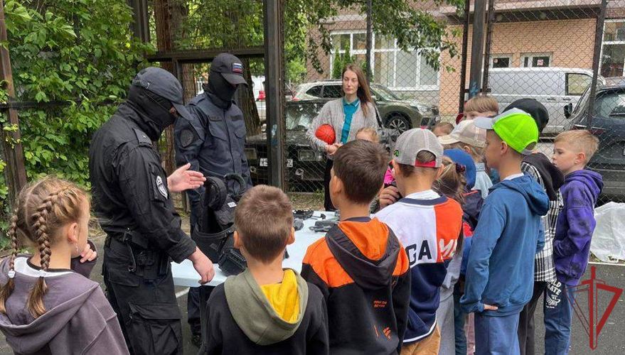 Сотрудники СОБР Росгвардии провели урок мужества для юных жителей Долгопрудного