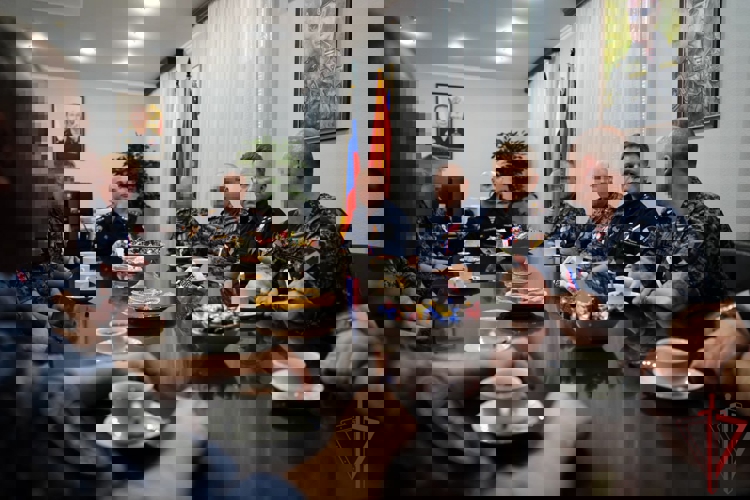 Начальник управления вневедомственной охраны столичной Росгвардии встретился с участниками СВО в преддверии Дня России