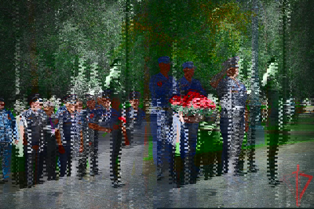 Столичные росгвардейцы почтили память защитников Отечества в День памяти и скорби