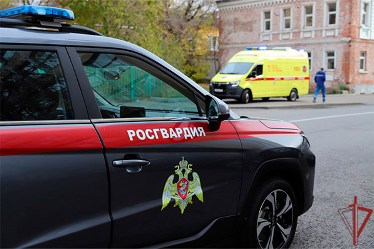 Сотрудники Росгвардии оказали помощь мотоциклисту, пострадавшему в ДТП в Москве
