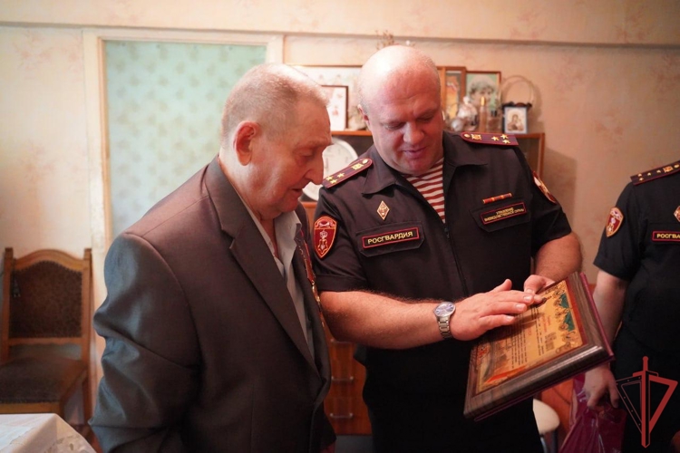 Столичные росгвардейцы поздравили труженика тыла с 95-летием