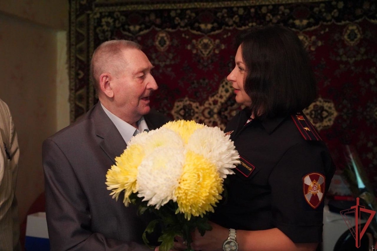Столичные росгвардейцы поздравили труженика тыла с 95-летием