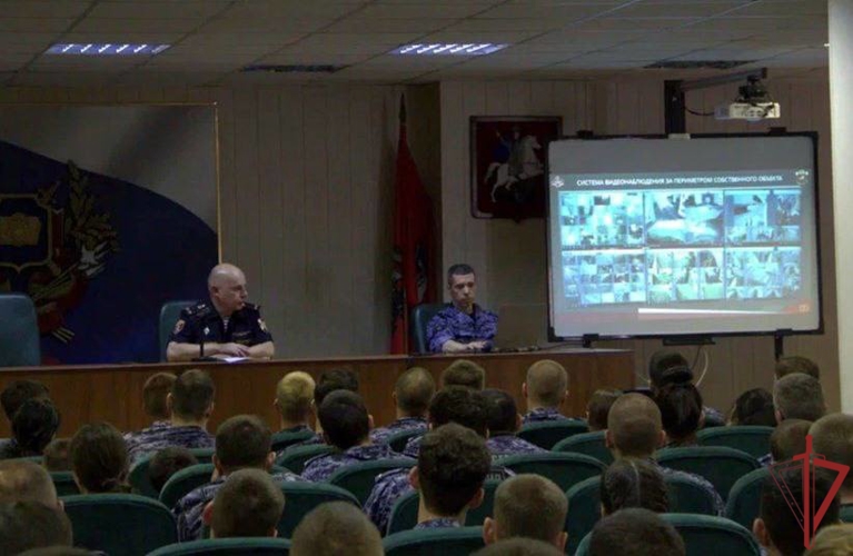 Начальник дежурной службы столичного главка Росгвардии провел встречу со слушателями Центра профподготовки