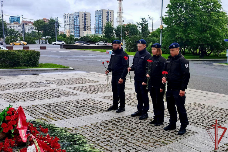 Столичные росгвардейцы почтили память ветеранов боевых действий в Москве