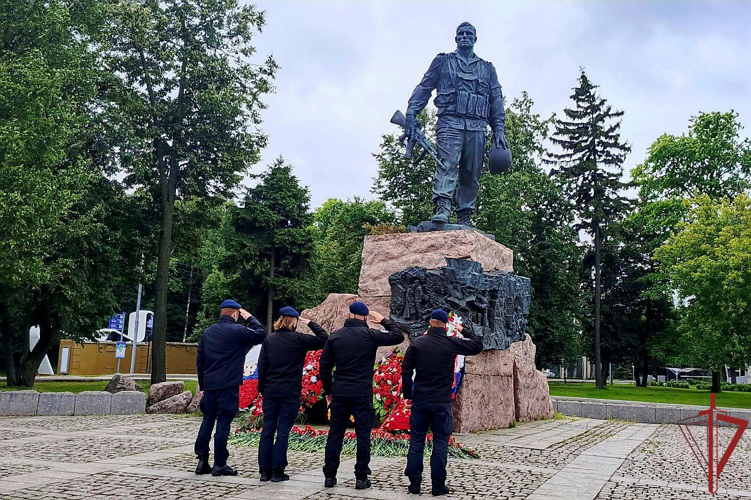 Столичные росгвардейцы почтили память ветеранов боевых действий в Москве