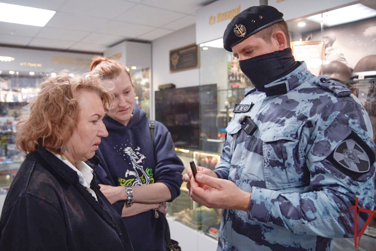 Столичные поисковики из Росгвардии передали медальон родственникам погибшего красноармейца