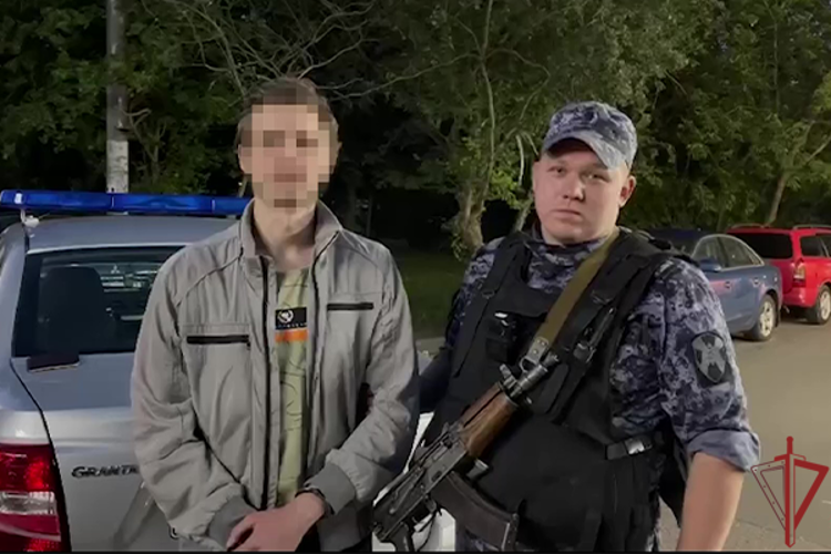 В Москве росгвардейцы задержали мужчину с мефедроном (видео)