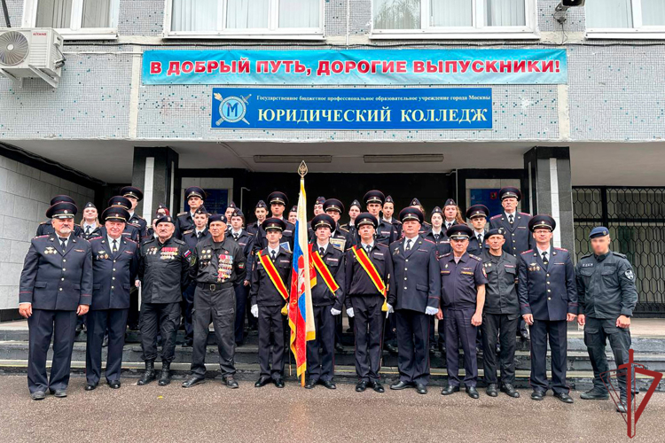 Столичные росгвардейцы поздравили курсантов подшефного колледжа с окончанием обучения