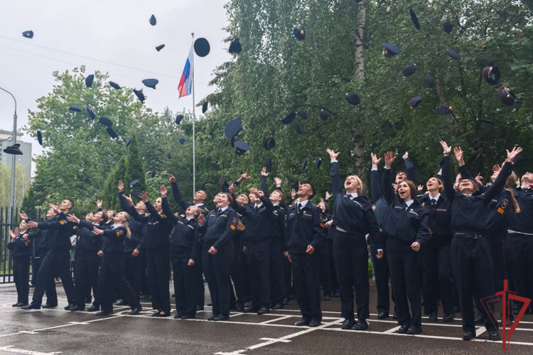 Столичные росгвардейцы поздравили курсантов подшефного колледжа с окончанием обучения