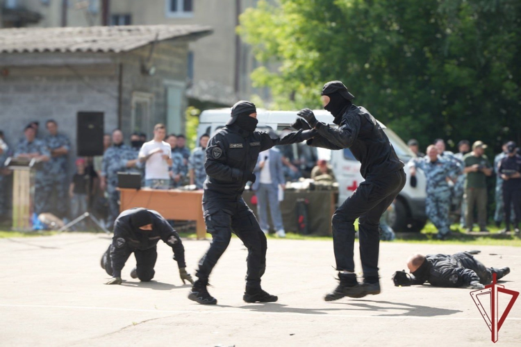 В ОМОН «Меч» на транспорте прошло торжество, посвящённое 34-ой годовщине образования спецподразделения
