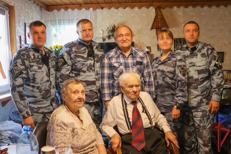 Столичные росгвардейцы поздравили ветерана Великой Отечественной войны со столетием
