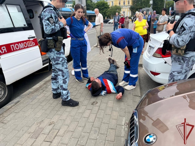 Росгвардейцы пришли на помощь потерявшему сознание мужчине в Москве 