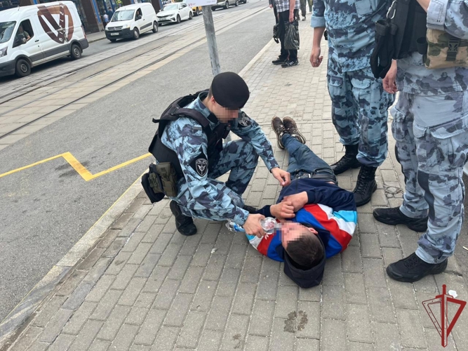 Росгвардейцы пришли на помощь потерявшему сознание мужчине в Москве 