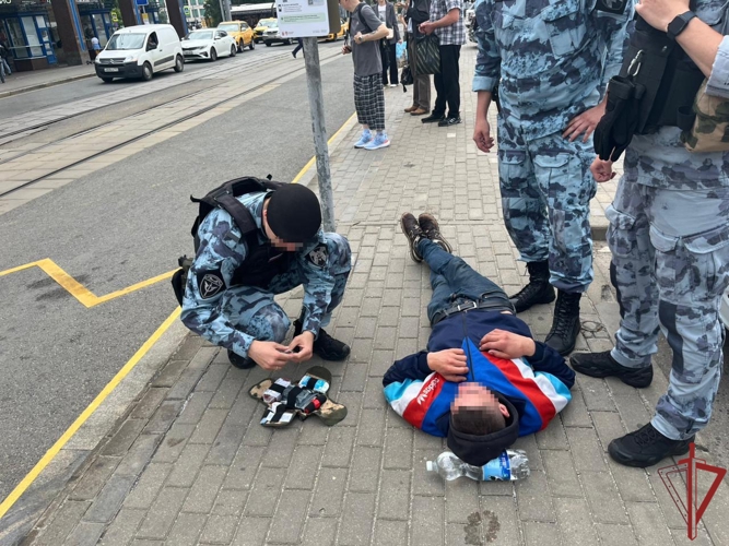 Росгвардейцы пришли на помощь потерявшему сознание мужчине в Москве 
