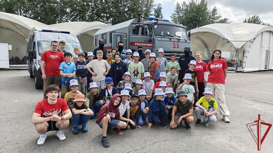 Сотрудники ОМОН "Авангард" провели занятие с детьми  в Музее Победы (видео)