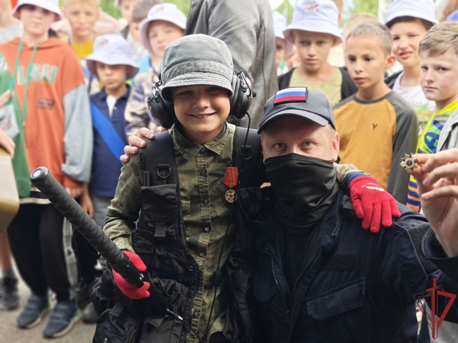 Сотрудники ОМОН "Авангард" провели занятие с детьми  в Музее Победы (видео)