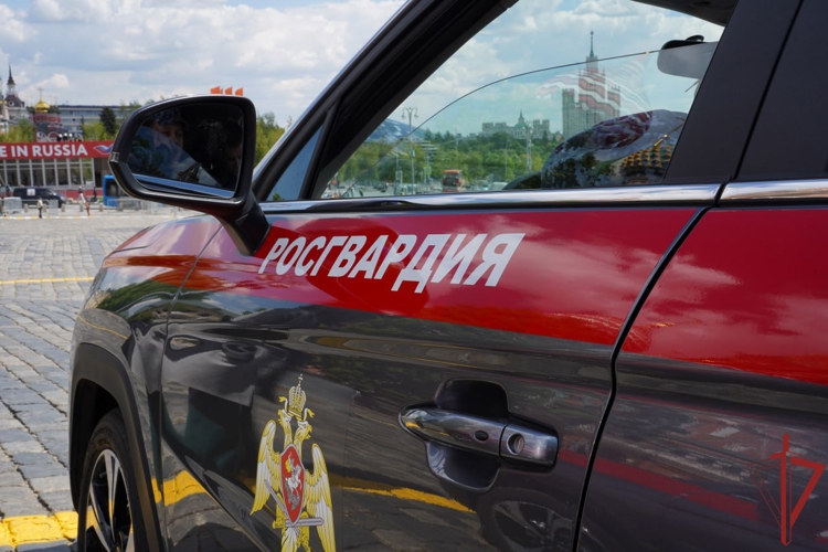 Столичные росгвардейцы оказали помощь мотоциклистке, пострадавшей в ДТП (видео)