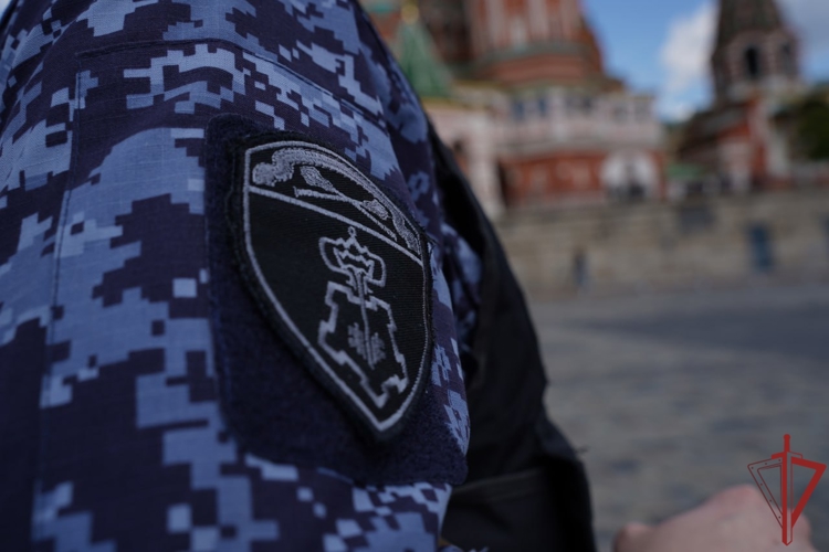 Столичные росгвардейцы задержали дебошира в ресторане на Петровке (видео)