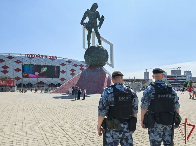 Сотрудники Росгвардии обеспечили безопасность футбольных матчей в Москве