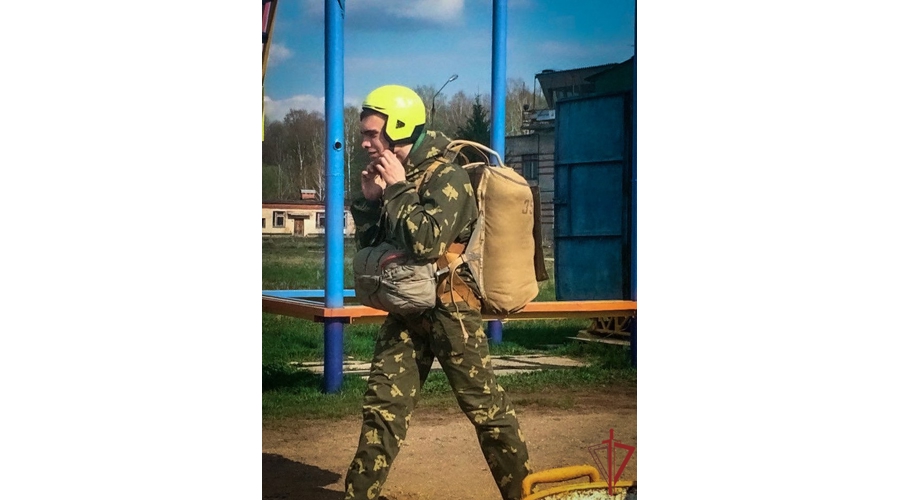 В День парашютиста героем рубрики «Знай наших» стал сотрудник вневедомственной   охраны столичного главка Росгвардии  младший лейтенант полиции Александр С. 