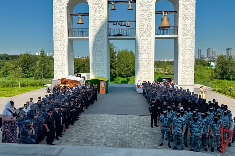 Сотрудники столичного главка Росгвардии приняли участие в литургии по случаю Дня крещения Руси (видео)