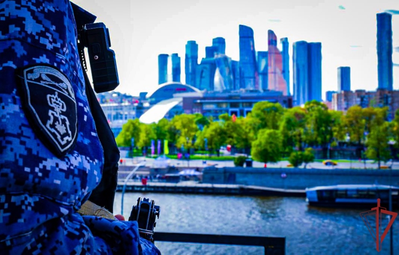 Московские росгвардейцы помогли пожилому мужчине, потерявшемуся на улице, вернуться домой (видео)