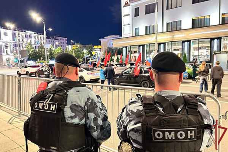 Столичные росгвардейцы обеспечили безопасность автопробега, посвящённого Дню государственного флага