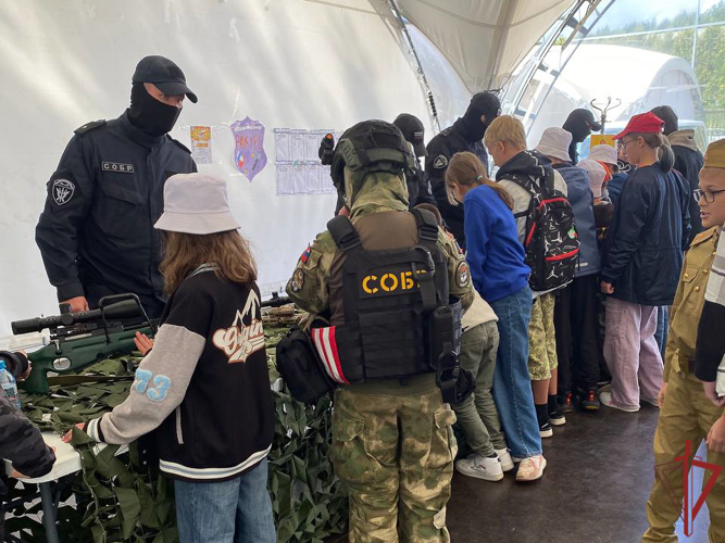 Сотрудники спецподразделения Росгвардии стали гостями детского городского клуба на Поклонной горе 