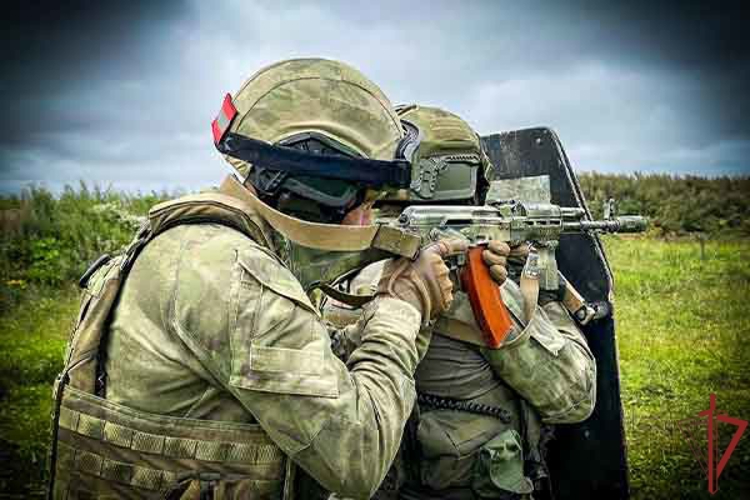 Сотрудники спецназа столичного главка Росгвардии провели занятия по огневой подготовке в полевых условиях (видео)